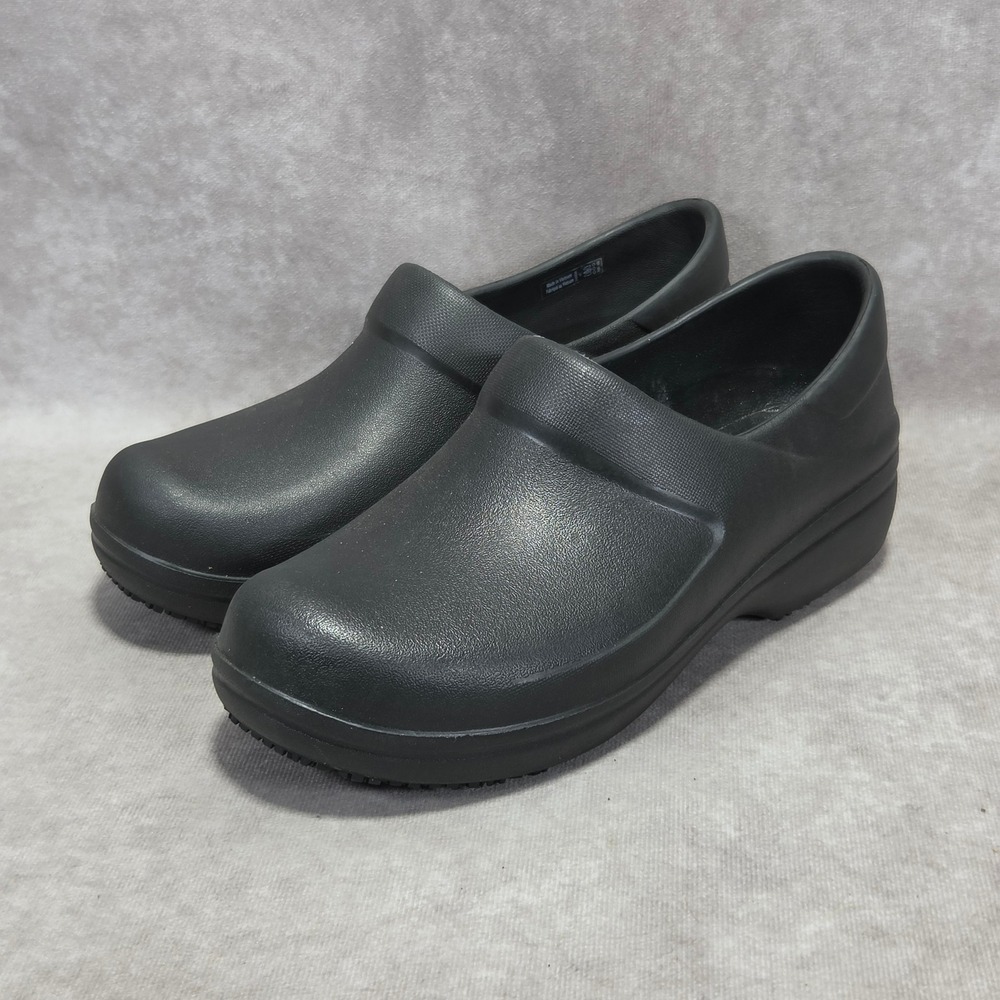 Crocs Neria Pro II Black Work Clogs Womens 7 Slip Resistant Nursing Chef Shoes